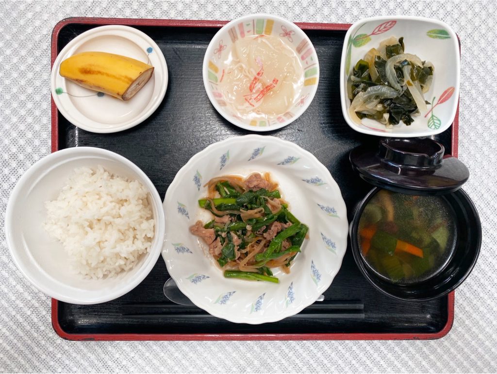 10月11日水曜日　きょうのお昼ごはんは、豚ニラ炒め・玉ねぎとわかめ和え・かにかまあん・スープ・くだものでした。