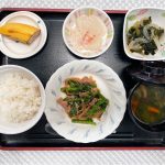 10月11日水曜日　きょうのお昼ごはんは、豚ニラ炒め・玉ねぎとわかめ和え・かにかまあん・スープ・くだものでした。