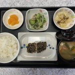 10月12日木曜日　きょうのお昼ごはんは、鰆のごま焼き・ツナマヨポテト・からし和え・みそ汁・くだものでした。