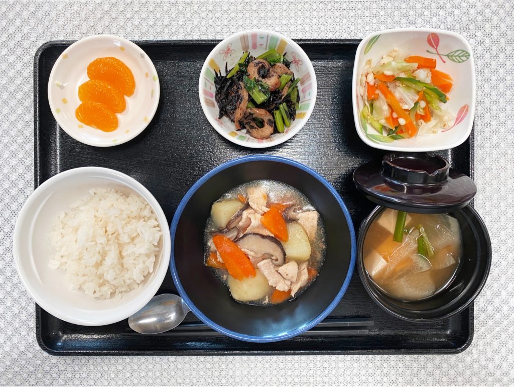 10月14日土曜日　きょうのお昼ごはんは、吉野煮・天かす和え・ひじき炒め・みそ汁・くだものでした。