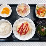 10月21日土曜日　きょうのお昼ごはんは、豆腐グラタン・じゃがいもとウインナーの粒マスタード・サラダ・スープ・くだものでした。