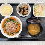 10月23日月曜日　きょうのお昼ごはんは、ビビンバ丼・たまごサラダ・がんもの煮物・みそ汁・くだものでした。