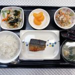 10月24日火曜日　きょうのお昼ごはんは、鯖のカレー風味焼き・炒りおから・わかめ和え・みそ汁・くだものでした。