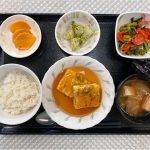 10月26日木曜日　きょうのお昼ごはんは、ねぎ卵焼きの甘酢あんかけ・中華和え・のり塩ポテト・みそ汁・くだものでした。