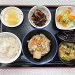 10月27日金曜日　きょうのお昼ごはんは、芋炊き・柿と白菜のサラダ・ひじき煮・みそ汁・くだものでした。