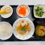 10月3日火曜日　きょうのお昼ごはんは、肉豆腐・なめたけ和え・人参のカリーマリネ・みそ汁・くだものでした。