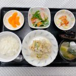 11月4日土曜日　きょうのお昼ごはんは、鶏肉とねぎのチーズ風味焼き・野菜炒め・梅じゃが・みそ汁・くだものでした。