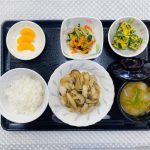 11月8月水曜日　きょうのお昼ごはんは、蒸し鶏のきのこソース・わかめの卵焼き・梅おかか和え・みそ汁・くだものでした。