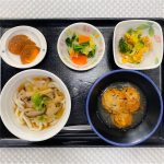 11月23日木曜日　きょうのお昼ごはんは、きのこうどん・真砂揚げ・和え物・ブロッコリーの卵和え・くだものでした。