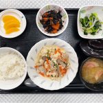 11月6日（月）きょうのお昼ごはんは、　炒り豆腐・青菜のからし和え・ひじき煮・みそ汁・くだものでした。