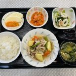 11月11日土曜日　きょうのお昼ごはんは、豚肉と根菜の炒め物・甘酢和え・ツナ人参・みそ汁・くだものでした。