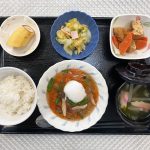 11月13日月曜日　きょうのお昼ごはんは、落とし卵の野菜あんかけ・ハムと白菜のカレー和え・煮物・みそ汁・くだものでした。