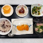 11月15日水曜日　きょうのお昼ごはんは、七五三お祝いお赤飯・鰆のもみじ焼き・黄菊の和え物・ふろふき大根・お吸い物・くだものでした。