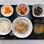 11月16日木曜日　きょうのお昼ごはんは、豚肉とはちみつ生姜焼き・コロコロ煮・ひじきの酢の物・みそ汁・くだものでした。