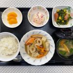 11月21日火曜日　きょうのお昼ごはんは、炊き合わせ・しば漬けポテト・炒め物・みそ汁・くだものでした。