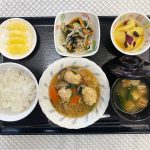 11月25日土曜日　きょうのお昼ごはんは、白菜と肉だんごの旨煮・わかめ和え・さつまいものオレンジ煮・みそ汁・くだものでした。