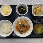 11月28日火曜日　きょうのお昼ごはんは、がんもと根菜の含め煮・酢みそ和え・かぼちゃサラダ・みそ汁・果物です。