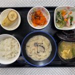 12月2日土曜日　きょうのお昼ごはんは、鶏肉ときのこのクリーム煮・青菜和え・人参の和風ピクルス・みそ汁・果物でした。