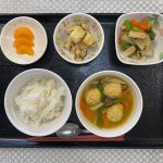 12月4日月曜日　きょうのお昼ごはんは、 肉だんごのカレースープ煮・ツナマヨおじゃが・和え物・果物でした。