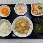 12月8日金曜日　きょうのお昼ごはんは、鶏肉とじゃがいものみそ煮込み・和え物・はんぺんのくずあん・みそ汁・果物でした。