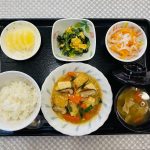 12月9日土曜日　きょうのお昼ごはんは、あんかけ厚揚げ・ほうれん草の卵炒め・柿なます・豚汁・果物でした。