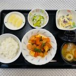 12月13日水曜日　きょうのお昼ごはんは、ソーセージと厚揚げのケチャップ炒め・甘ずっぱおさつサラダ・生姜和え・味噌汁・くだものでした。