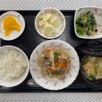 12月15日金曜日　きょうのお昼ごはんは、筑前煮・焼きのり和え・カリフラワーのマリネ・みそ汁・果物でした。