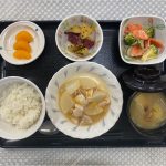 12月18日月曜日　きょうのお昼ご飯は、ゆず香る鶏大根・梅マヨ和え・大学芋煮・みそ汁・果物でした。