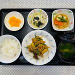 12月20日水曜日　きょうのお昼ごはんは、豚肉とおさつのみそ炒め・のりマヨキャベツ・煮物・みそ汁・果物でした。