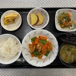 12月23日土曜日　きょうのお昼ごはんは、酢豚・ナムル・さつまいものレモン蒸し・みそ汁・果物でした。