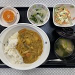 12月26日火曜日　きょうのお昼ごはんは、カレーライス・ゆで卵サラダ・浅漬け・みそ汁・果物でした。