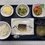 12月27日水曜日　きょうのお昼ごはんは、鯖の山椒焼き・切り干し煮・ブロッコリーのかに・かまあん・みそ汁・果物でした。