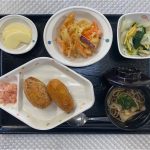 12月29日金曜日　きょうのお昼ごはんは、おそば・いなり寿司・野菜のかき揚げ・ゆず浸し・果物でした。