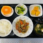 12月30日土曜日　きょうのお昼ごはんは、根菜のそぼろ煮・卵焼き・ブロッコリーの生姜和え・みそ汁・果物でした。