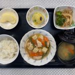 1月5日金曜日　きょうのお昼ごはんは、高野豆腐のとろとろ煮・おさつサラダ・おかかポン酢和え・みそ汁・果物でした。