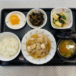 1月6日土曜日　きょうのお昼ごはんは、豚肉と大根のこってり煮・ひじきと人参のサラダ・含め煮・みそ汁・果物でした。