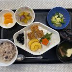 1月4日木曜日　きょうのお昼ごはんは、十穀米　松風焼き・祝い鉢・さつまいもの甘露煮・ゆず白菜・お吸い物・果物でした。