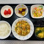 1月9日火曜日　きょうのお昼ごはんは、家常豆腐・春雨サラダ・さつまいも煮・みそ汁・果物でした。