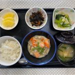 1月23日火曜日　きょうのお昼ごはんは、鮭と根菜の酒粕煮・ひじき炒め・からし和え・みそ汁・果物でした。