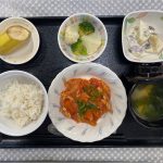 1月23日火曜日　きょうのお昼ごはんは、鶏肉のトマト煮・甘ずっぱおさつサラダ・花野菜・みそ汁・果物です。