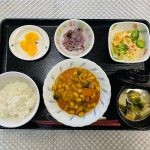 1月29日月曜日　きょうのお昼ごはんは、鶏肉と大豆のカレー煮・ スパゲッティサラダ・ゆかり和え・みそ汁・果物でした。