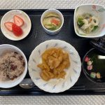 1月8日月曜日・成人の日　きょうのお昼ごはんは、成人祝いお赤飯・鶏の揚げ煮・茶碗蒸し・おろし和え・お吸い物・果物でした。