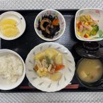 1月11日木曜日　きょうのお昼ごはんは、じゃがいもとウインナーのクリームマヨ焼き・カラフルサラダ・ひじき煮・みそ汁・果物でした。