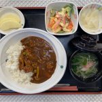 1月12日金曜日　きょうのお昼ごはんは、ハヤシライス・マカロニサラダ・レモン大根・スープ・果物でした。