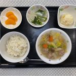 1月26日金曜日　きょうのお昼ごはんは、肉だんごと春雨のスープ煮・生姜和え・コーンポテト・くだものでした。