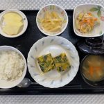 1月30日火曜日　きょうのお昼ごはんは、和風チーズオムレツ・蒸し鶏とキャベツのサラダ・じゃが炒め・みそ汁・果物でした。