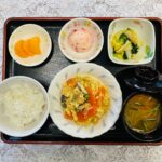 2月16日金曜日　きょうのお昼ごはんは、ツナと高野豆腐の卵とじ・生姜和え・しば漬けポテト・みそ汁・果物でした。