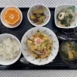 2月7日水曜日　きょうのお昼ごはんは、親子煮・具だくさんおろし・おさつきんぴら・みそ汁・果物でした。