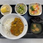 2月8日木曜日　きょうのお昼ごはんは、カレーライス・マカロニサラダ・浅漬け・みそ汁・果物でした。