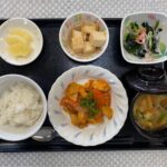 2月9日金曜日　きょうのお昼ごはんは、酢豚・春雨サラダ・厚揚げ煮・スープ・果物でした。